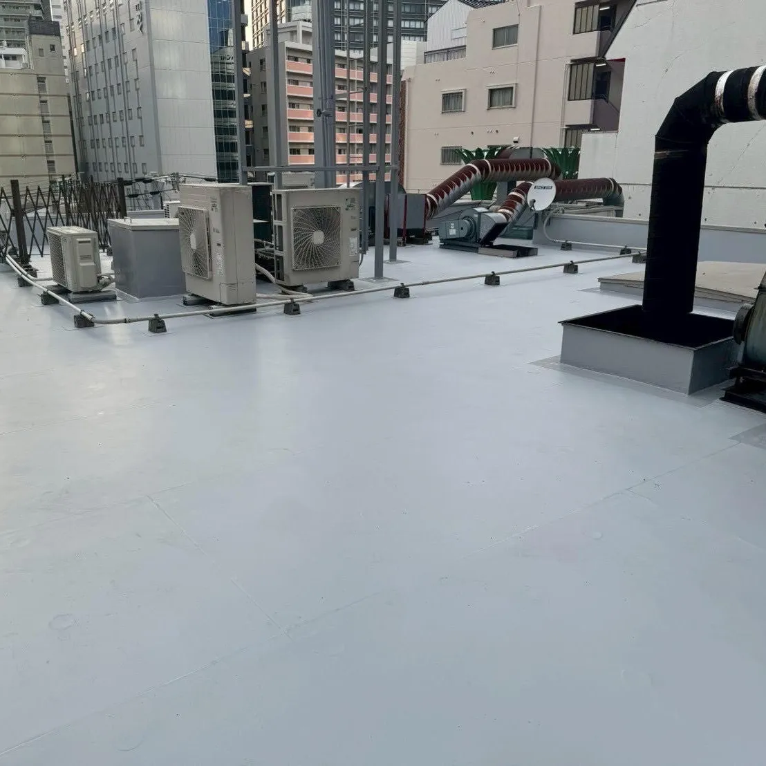 大阪市内の某店舗テナント付マンションにて、屋上の防水工事を行...